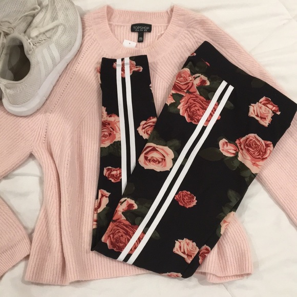 Pants - 🎁NWT🌷Pretty Rose Leggings